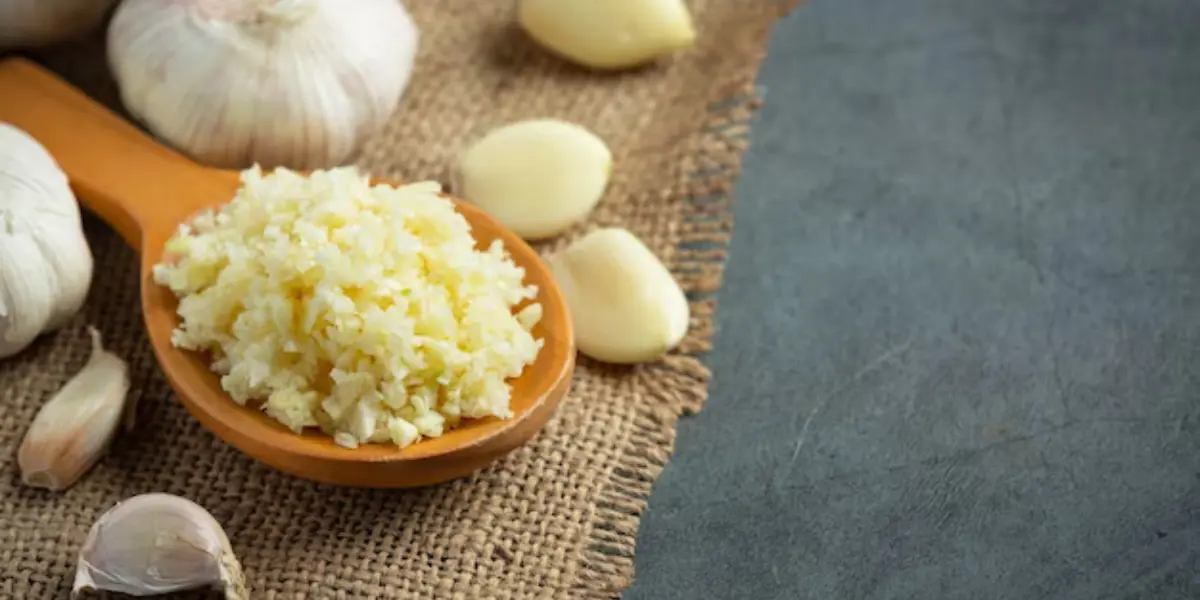 Garlic paste for toothaches